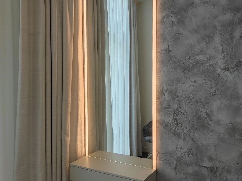 Зеркало Adele над подвесной тумбой