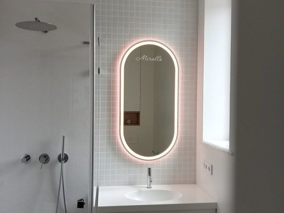 Зеркало Aura в светлом санузле
