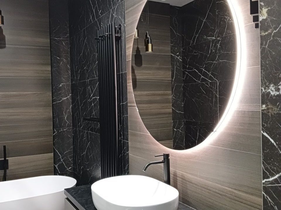 Зеркало с подсветкой Eclipse в ванной комнате