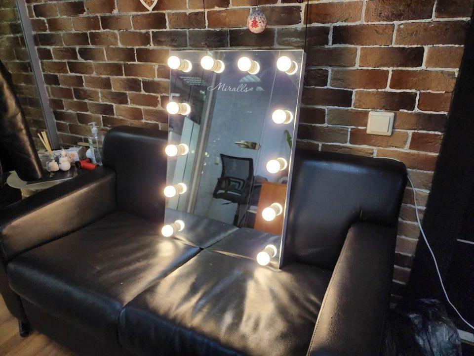 Зеркало с лампочками для макияжа Hollywood