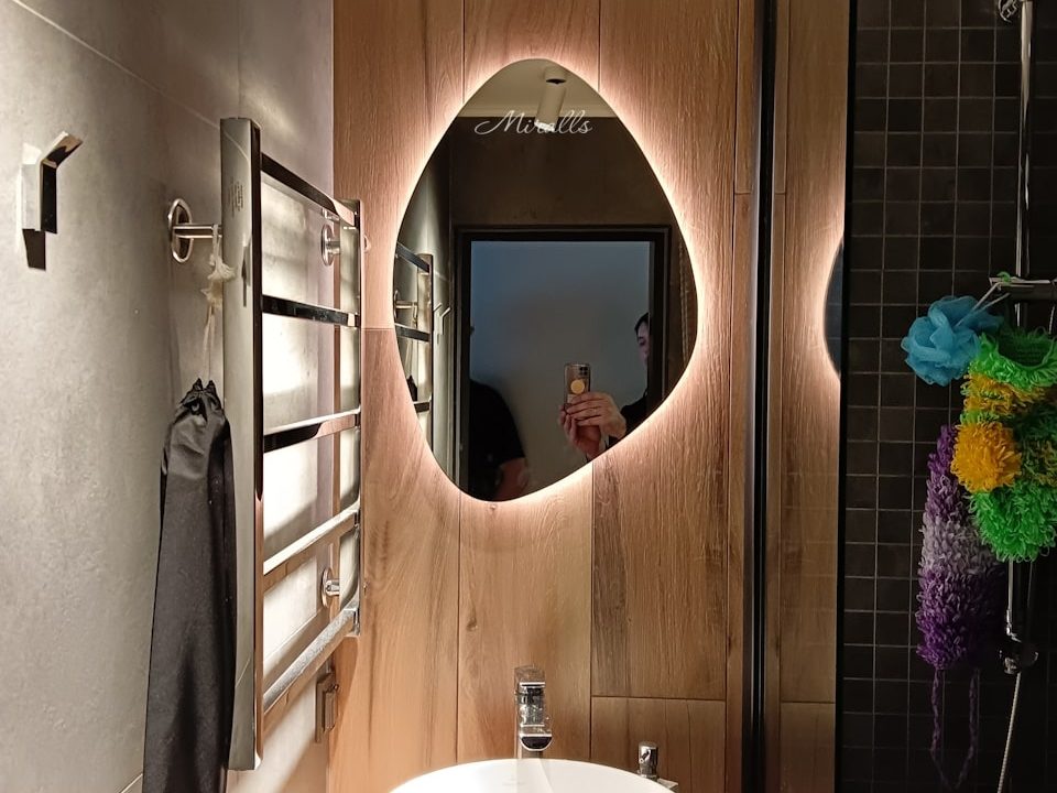 Фигурное зеркало Onyx Extra в ванной комнате
