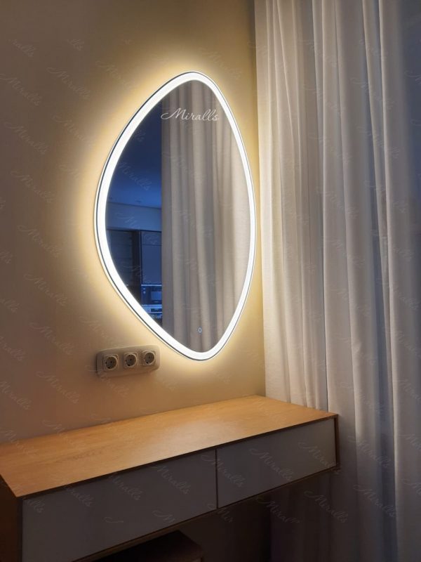 Фигурное зеркало Onyx Plus с теплой подсветкой