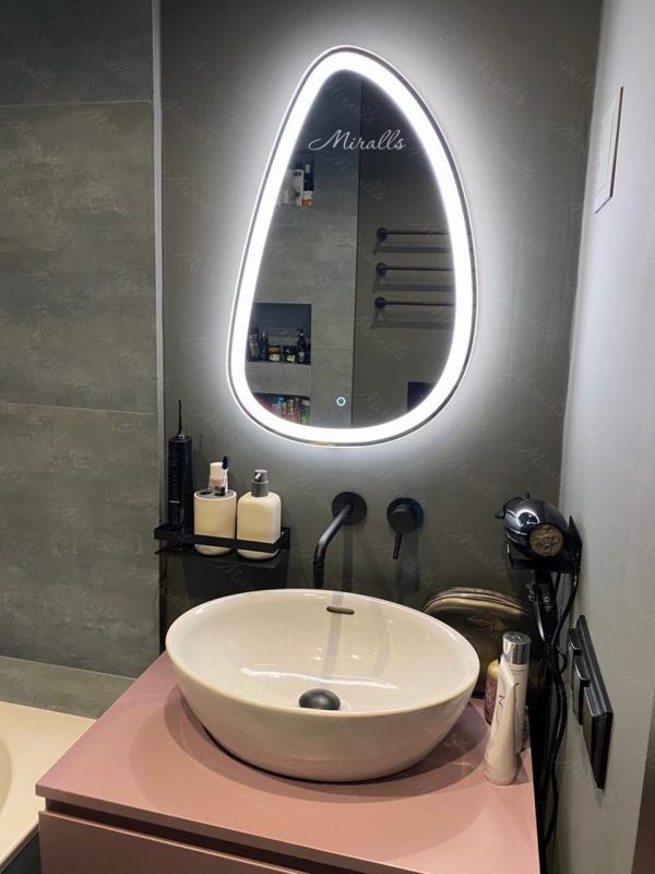Фигурное зеркало Pandora Plus в ванной комнате