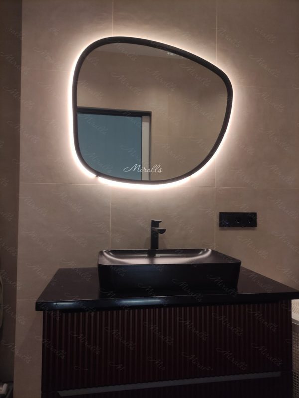 Фигурное зеркало с подсветкой Scale Extra в ванной