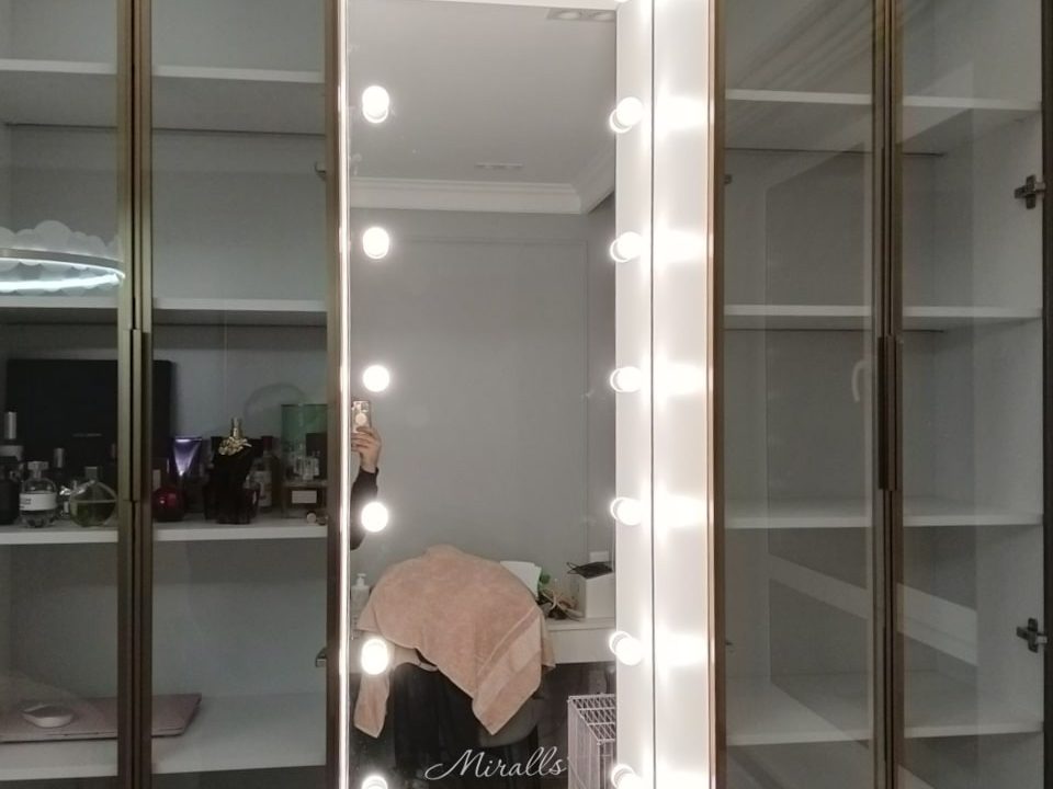 Гримерное зеркало Hollywood в спальне