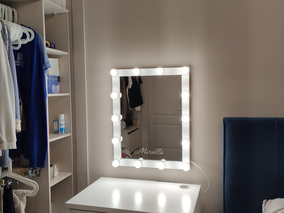 Гримерное зеркало с подсветкой Cabaret в спальне