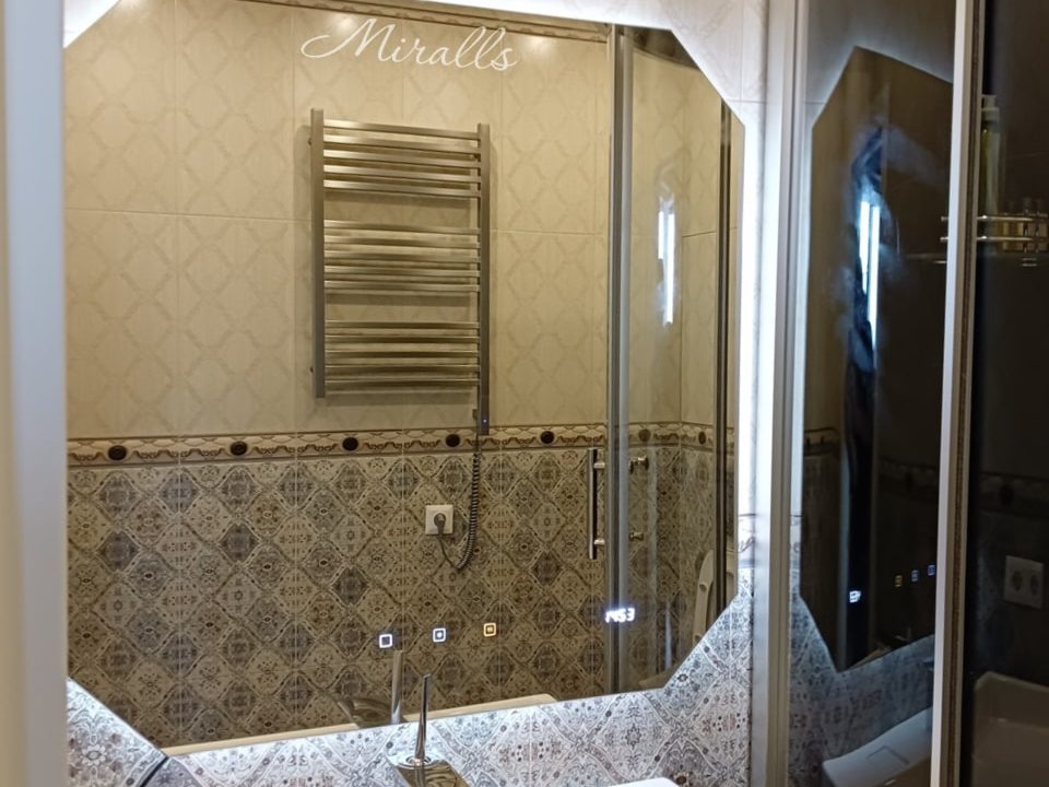 Индивидуальный проект на основе зеркала Romeo в ванной комнате