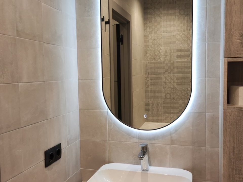 Капсульное зеркало Ameli Extra с тач сенсором в ванной комнате