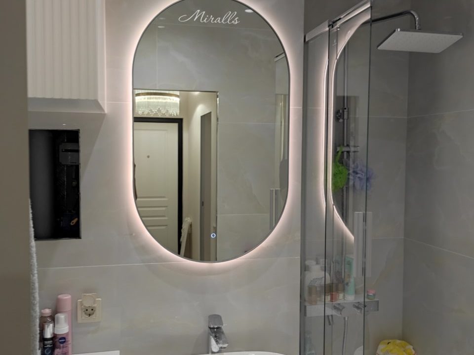 Капсульное зеркало Ameli Extra в ванной комнате