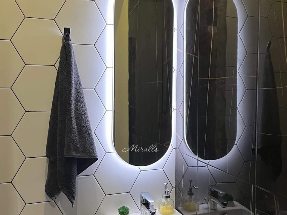 Капсульное зеркало Serena в ванной