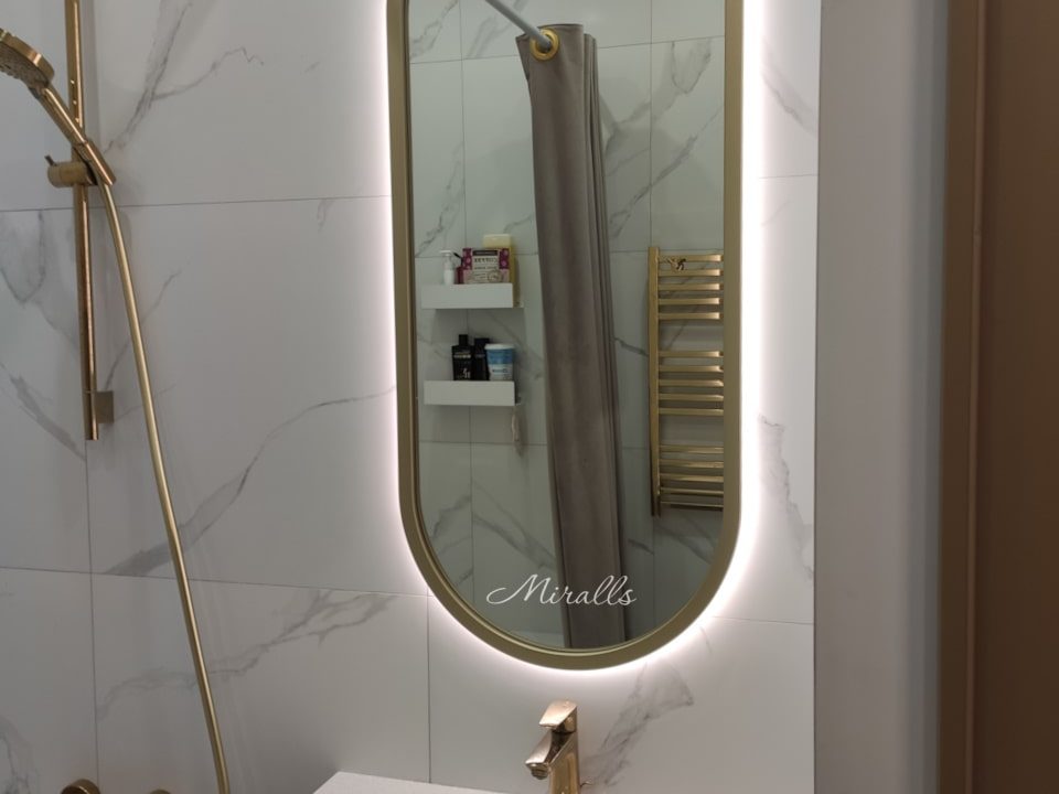 Капсульное зеркало с подсветкой Alba