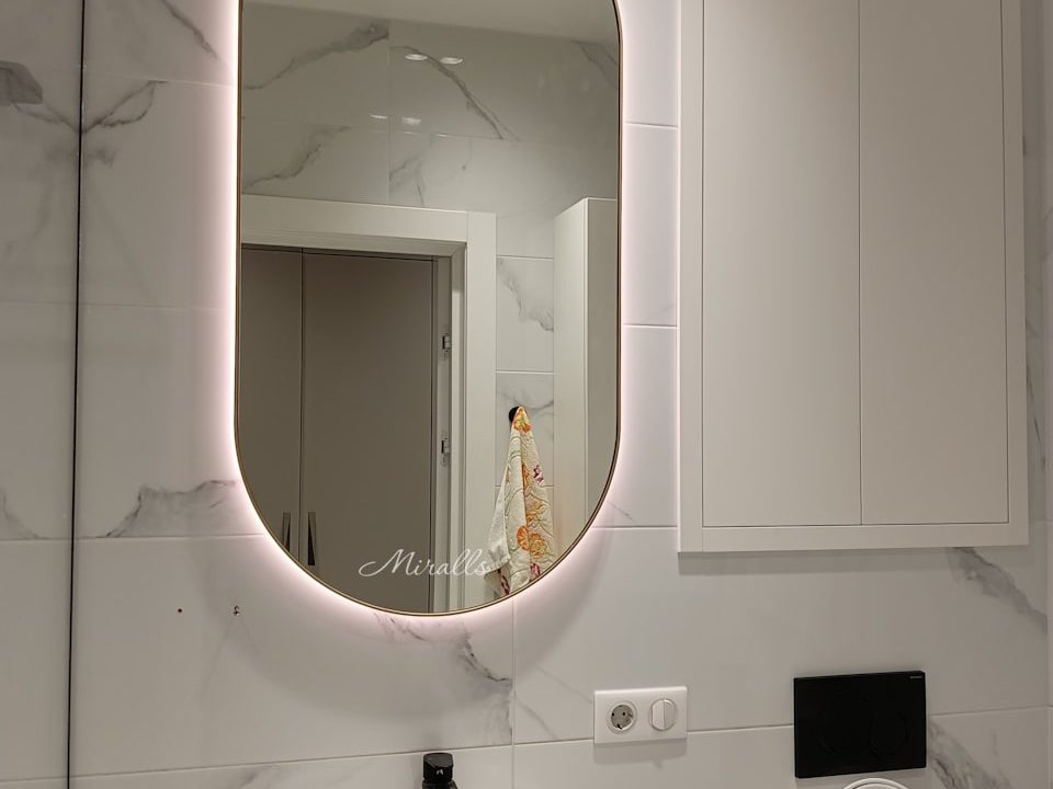 Капсульное зеркало с подсветкой в тонкой раме Ameli Extra