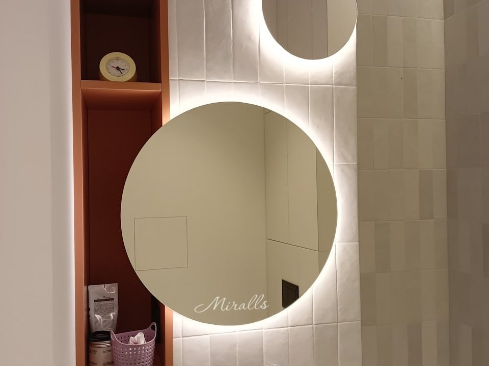 Композиция из зеркал Eclipse в ванной комнате