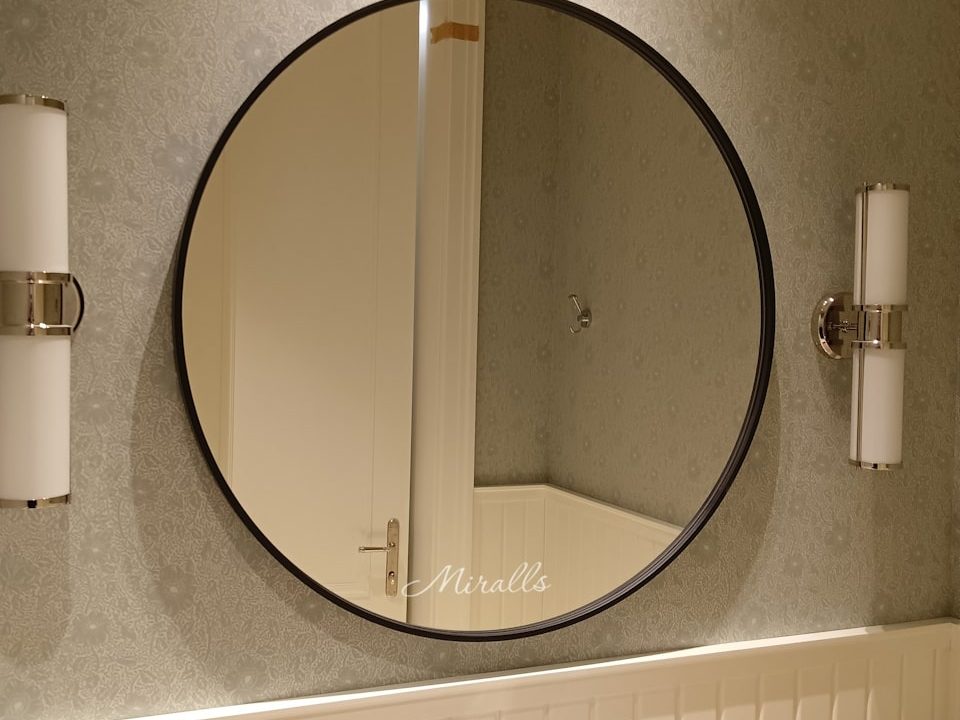 Круглое зеркало Medea в ванной
