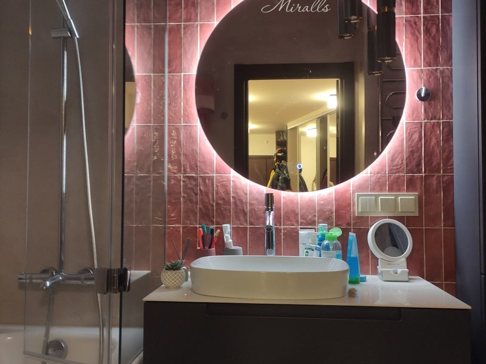 Круглое зеркало с подсветкой Eclipse в ванной