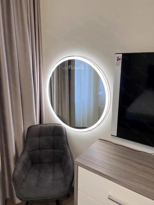 Круглое зеркало с подсветкой Ring в гостиной