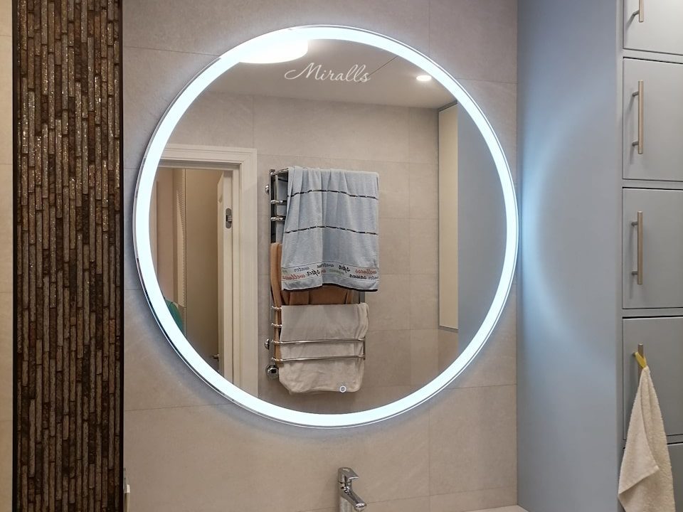 Круглое зеркало с подсветкой Ring в ванной комнате