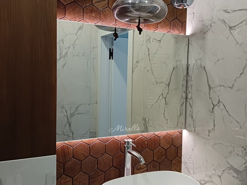 Минималистичное зеркало Basic в ванной комнате