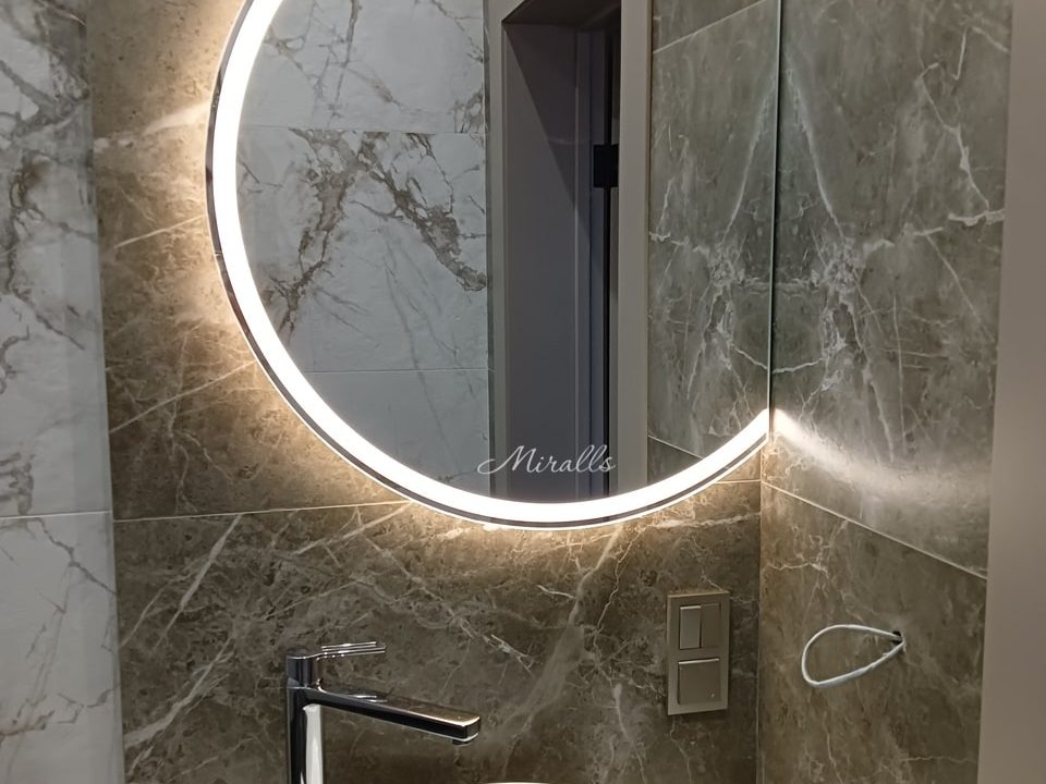 Модификация зеркала Melory в ванной комнате