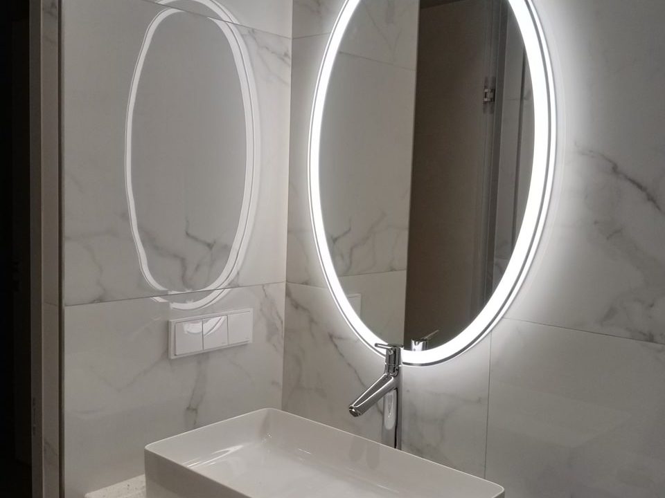 Овальное зеркало с подсветкой Jewel в ванной комнате