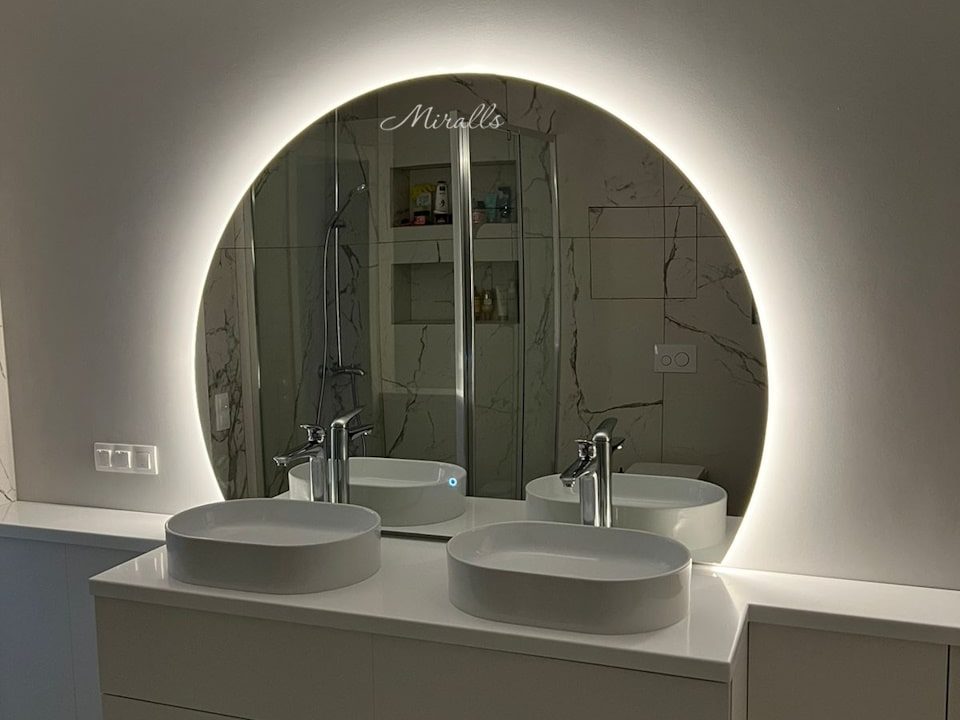 Полукруглое зеркало Enigma в ванной комнате
