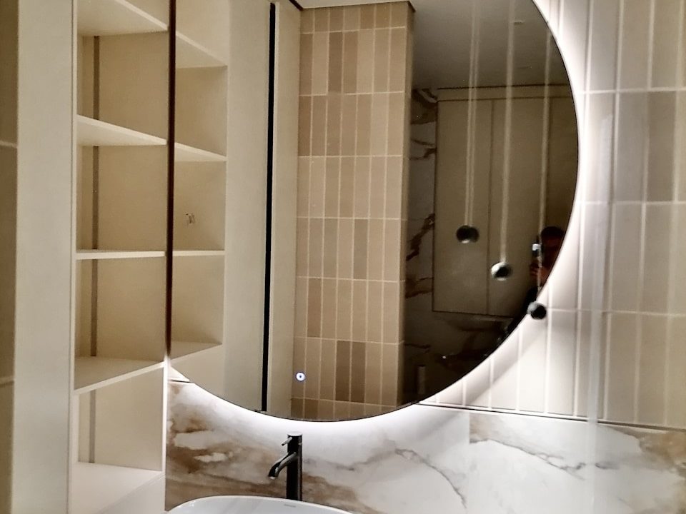 Полукруглое зеркало с подсветкой Enigma в ванной комнате