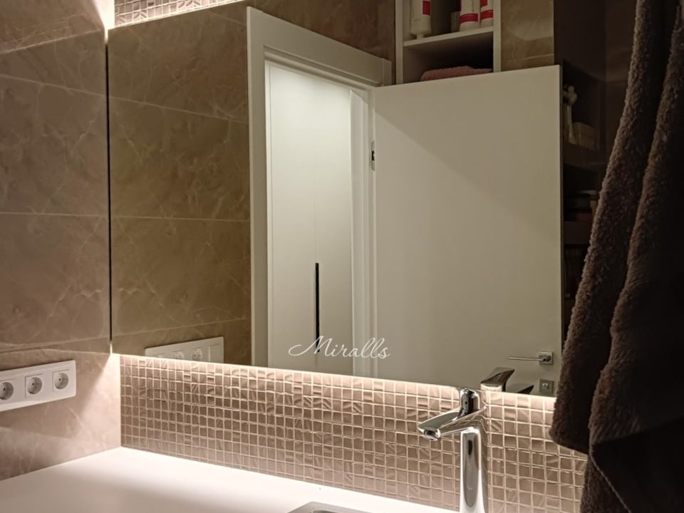 Прямоугольное зеркало Basic в ванной