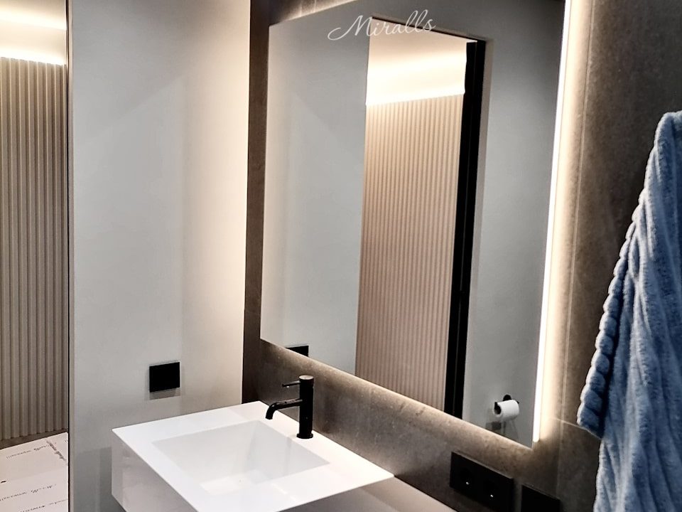 Прямоугольное зеркало с подсветкой Basic в ванной