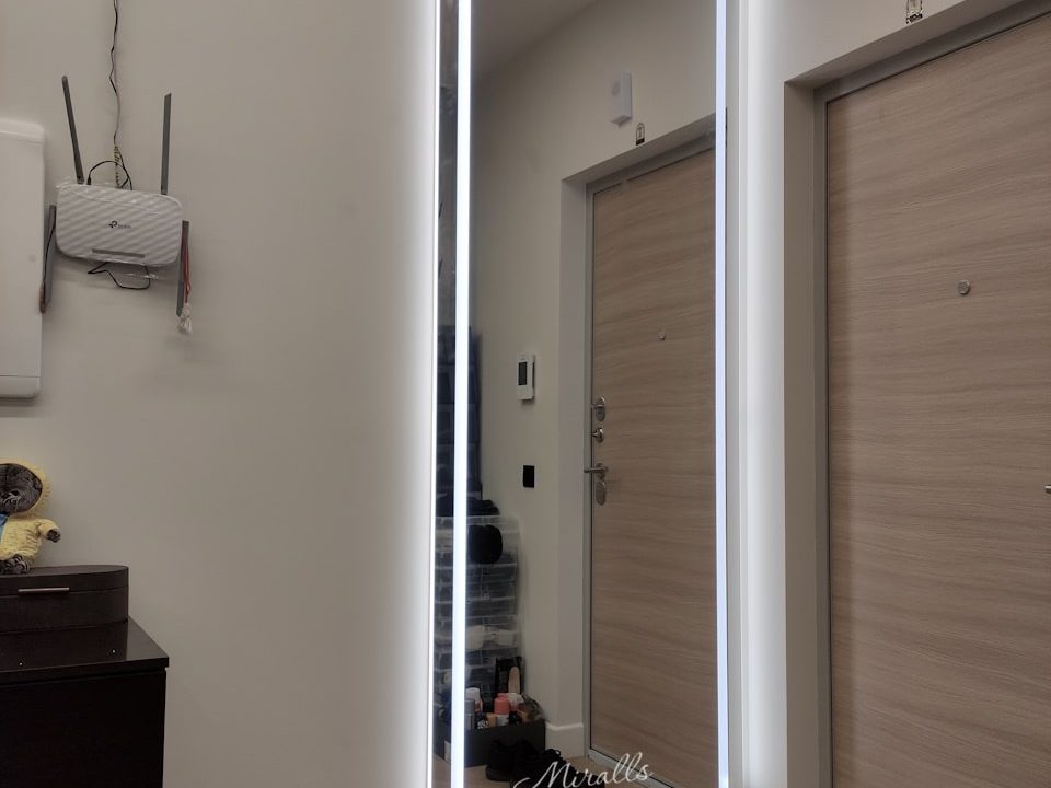 Ростовое зеркало с подсветкой Ligero XL в прихожей