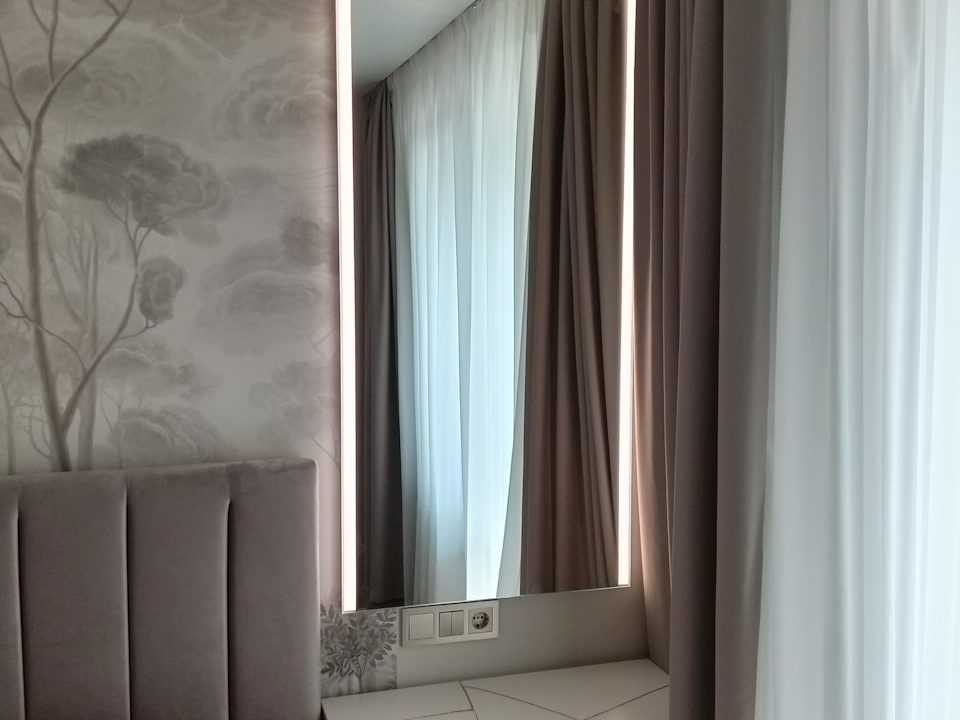 Зеркало Adele с вертикальной подсветкой в спальне