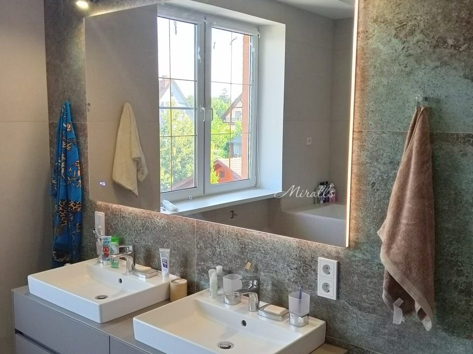 Зеркало Basic с часами и тач сенсором в ванной комнате