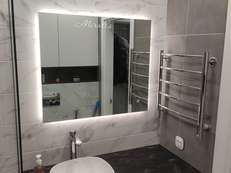 Зеркало Basic с тач сенсором в ванной комнате