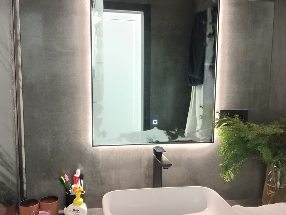 Зеркало Brams Extra в санузле частного дома