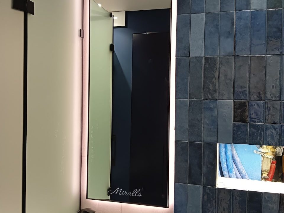 Зеркало Brams Extra в ванной комнате