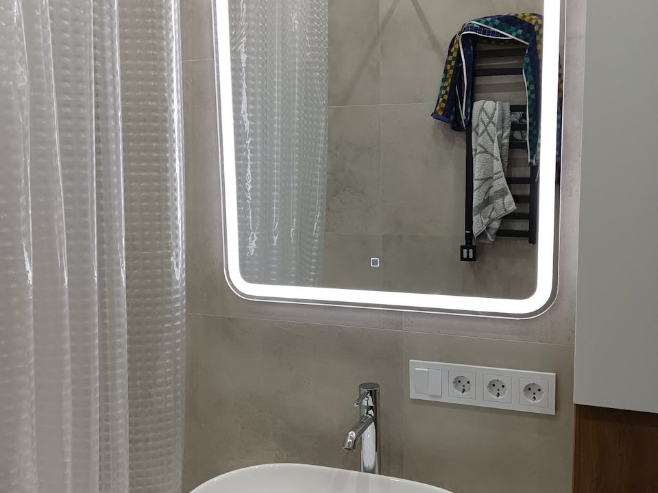 Зеркало Camelia с тач сенсором в ванной комнате