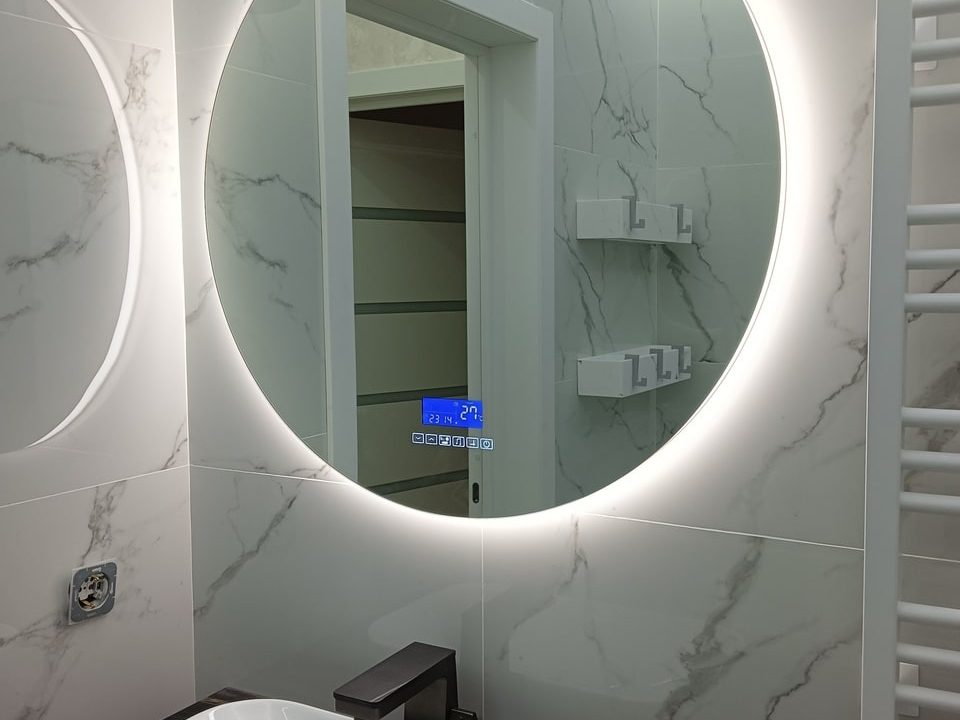 Зеркало Eclipse с аудиосистемой в ванной