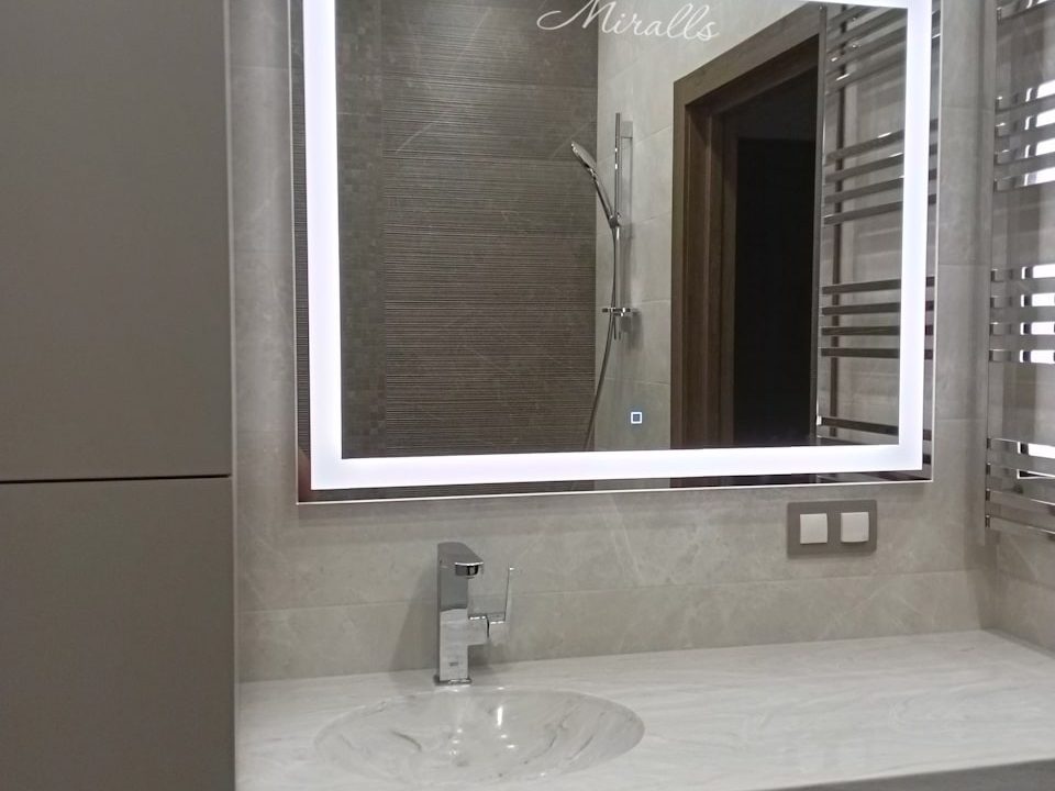 Зеркало Edging с тач сенсором в ванной комнате
