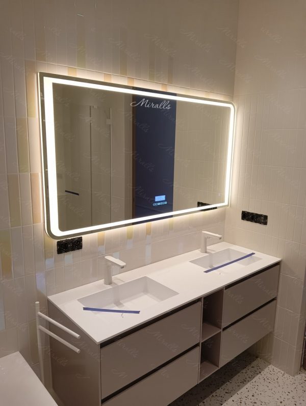 Зеркало Fusion с аудиосистемой в ванной комнате