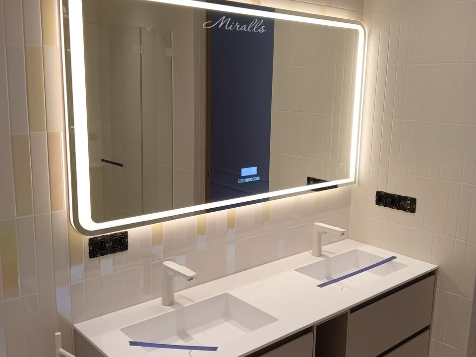 Зеркало Fusion с аудиосистемой в ванной комнате