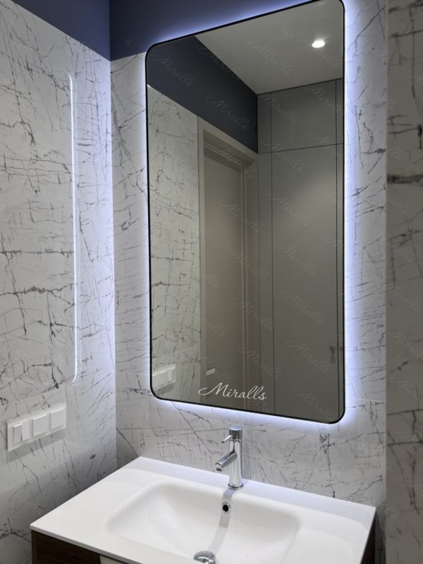 Зеркало Maison Extra в ванной комнате