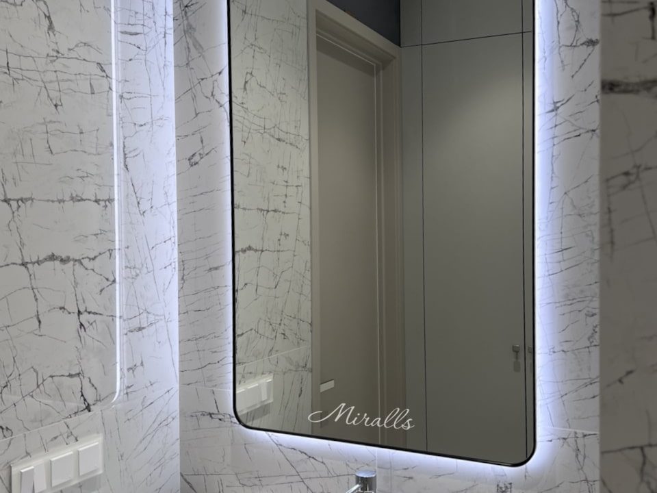Зеркало Maison Extra в ванной комнате