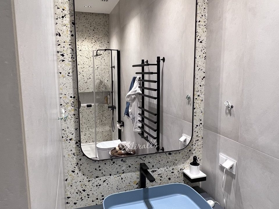Зеркало Maison в ванной комнате