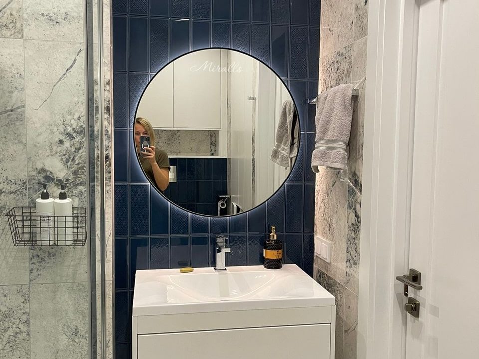 Зеркало Medea Extra в ванной
