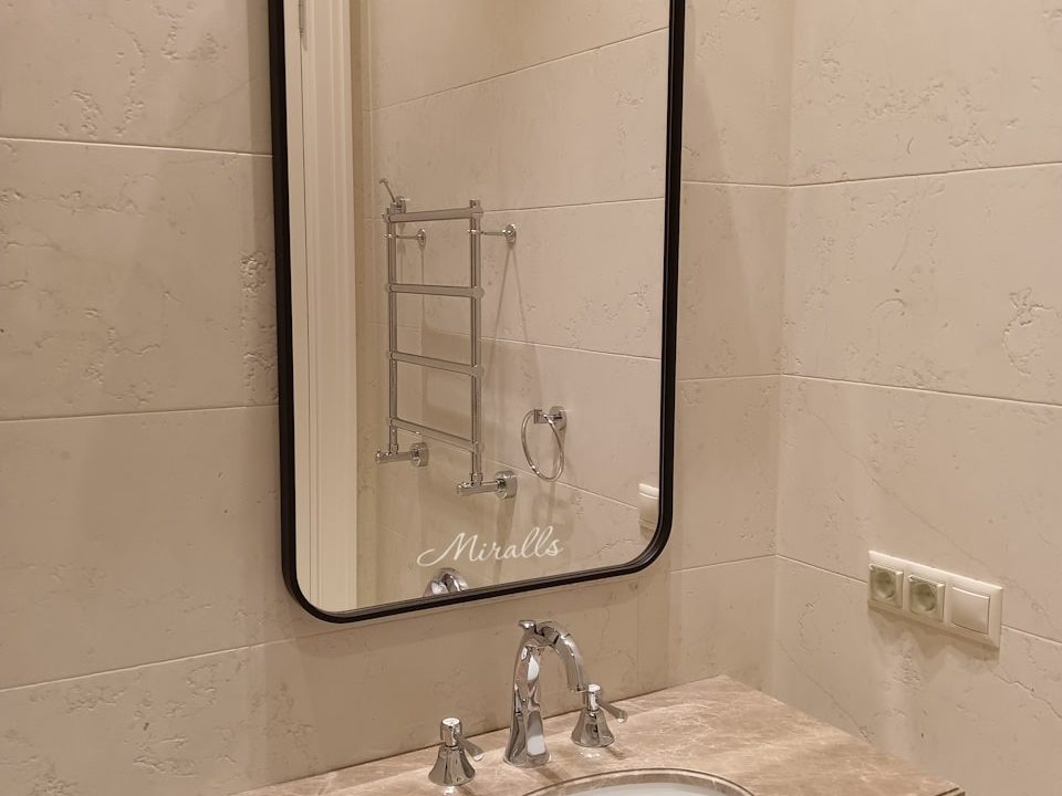 Зеркало без подсветки Amadeus в ванной комнате