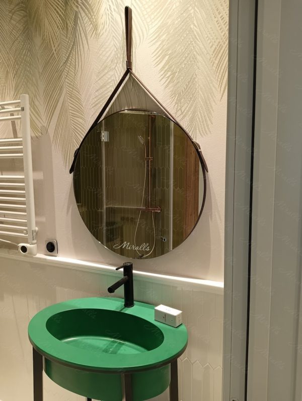 Зеркало на ремне Tile в ванной комнате