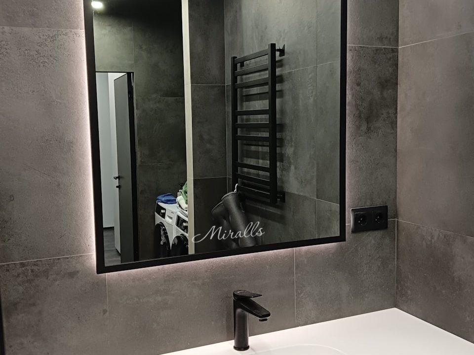 Зеркало с интерьерной подсветкой Bruno в ванной комнате