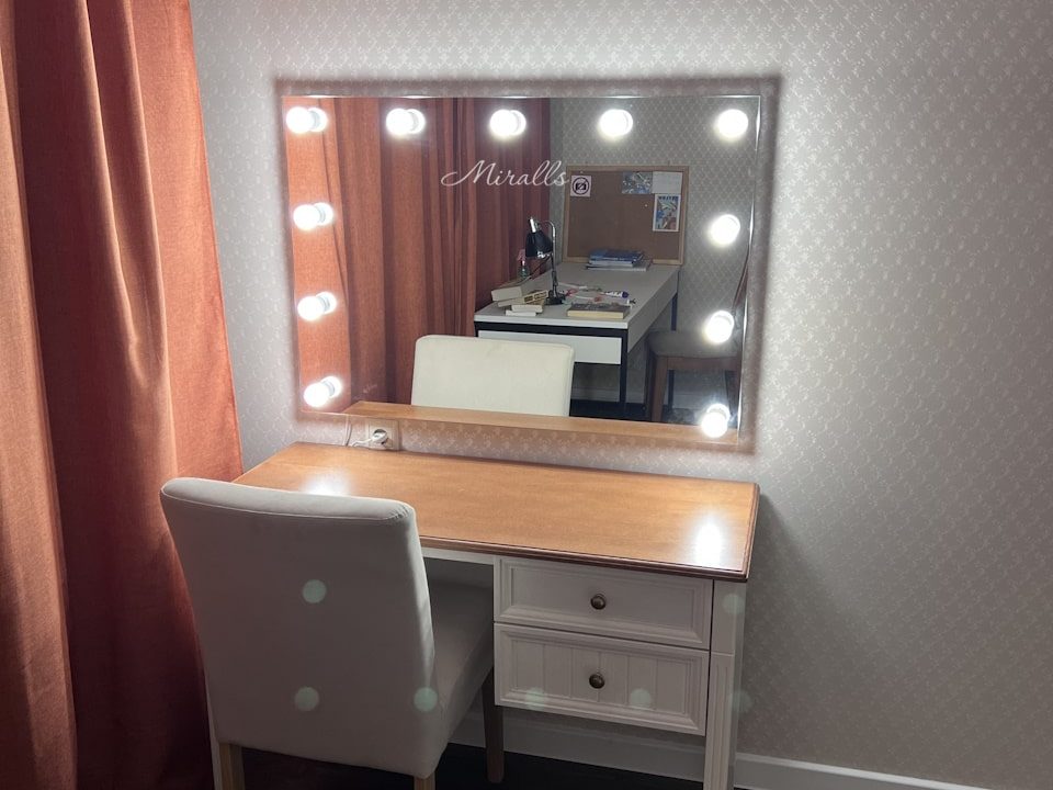 Зеркало с лампочками Hollywood над макияжным столиком