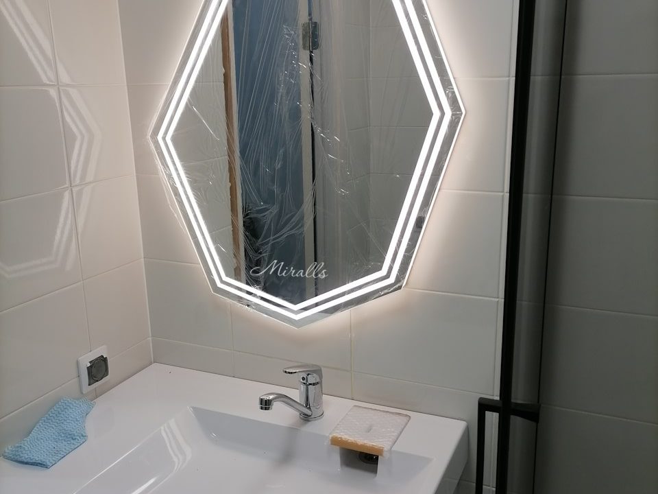 Зеркало с подсветкой Avangard с часами в ванной комнате