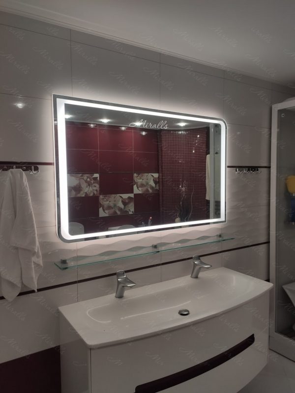 Зеркало с подсветкой Fusion в ванной комнате