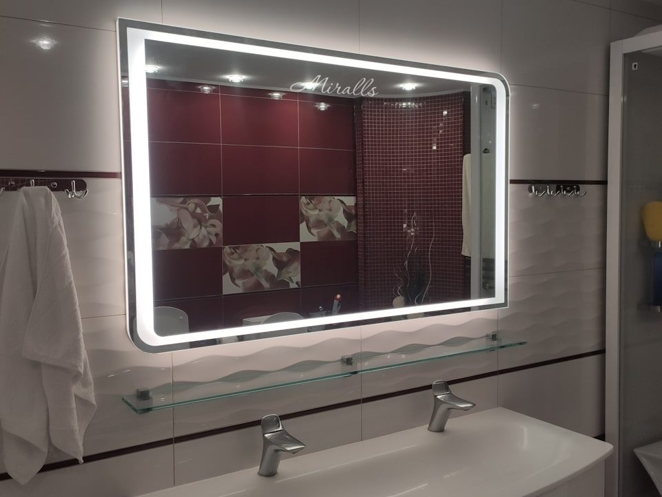 Зеркало с подсветкой Fusion в ванной комнате